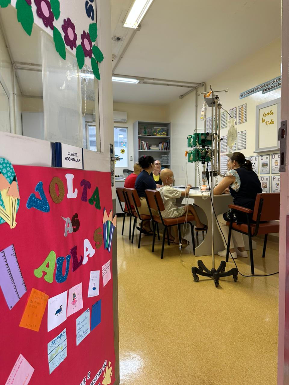 Projeto Escola de Vida garante continuidade dos estudos durante o tratamento de saúde