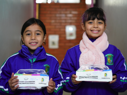 Passo Fundo Sorri entrega kits de higiene bucal e reforça cuidados nas escolas