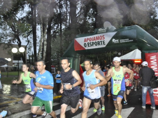 Centenas de atletas participam da última corrida