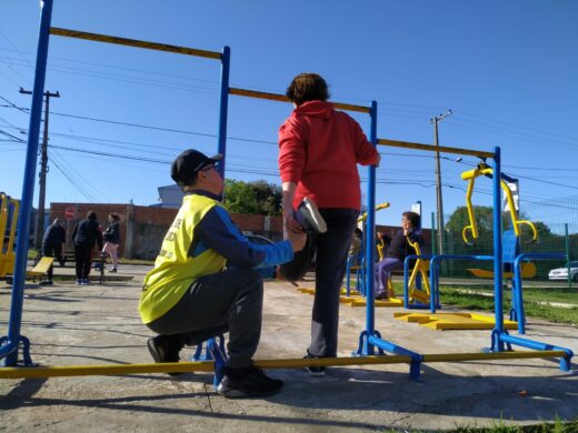 Prefeitura leva educadores físicos a academias ao ar livre