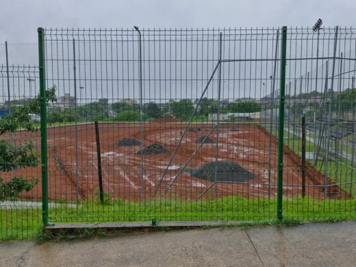Prefeitura iniciará instalação de grama sintética no Estádio Delmar Sitone