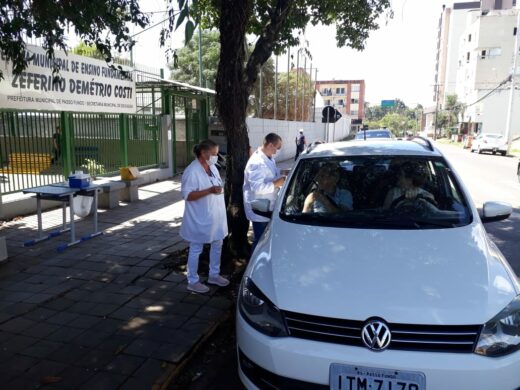 Idosos contam com ‘drive-thru’ para vacina