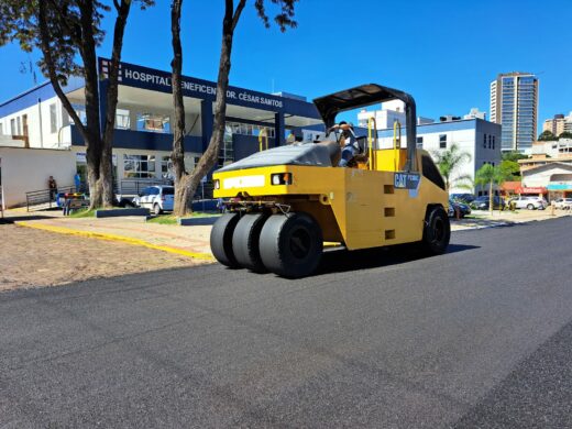 <strong>Bairro a Bairro: Prefeitura realiza obras de asfalto no entorno do Hospital Municipal</strong>