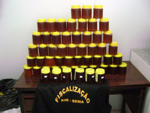 Inspeção municipal apreende mel com rótulo falso