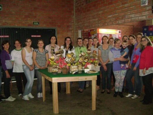 Prefeitura desenvolve curso de artesanato na Semana do Município