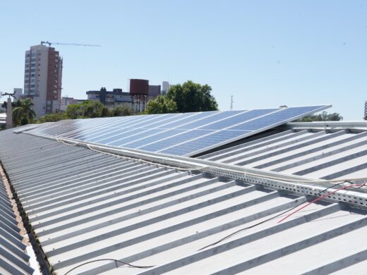 Painéis solares instalados na Feira do Produtor
