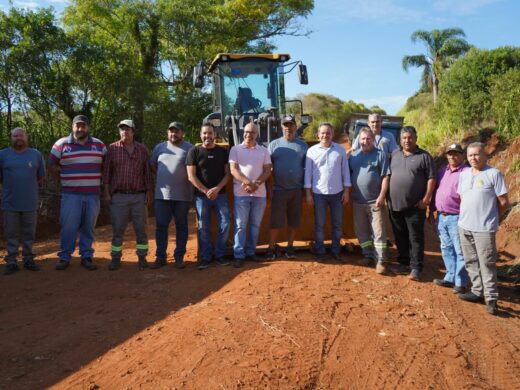 Prefeitura recebe nova máquina para melhorias na infraestrutura do Interior