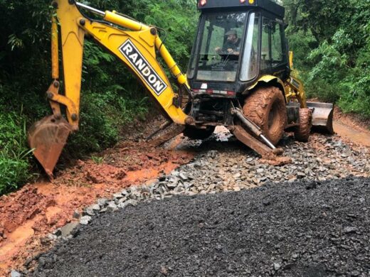 Prefeitura realiza manutenção em estradas no interior