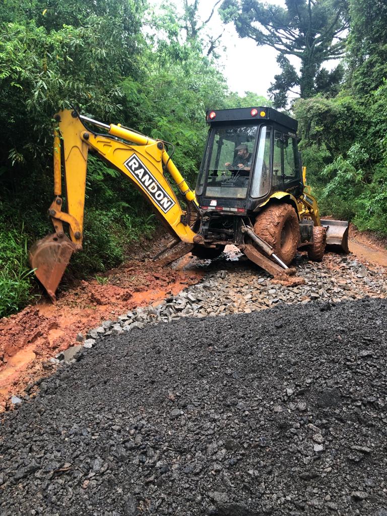 Prefeitura realiza manutenção em estradas no interior