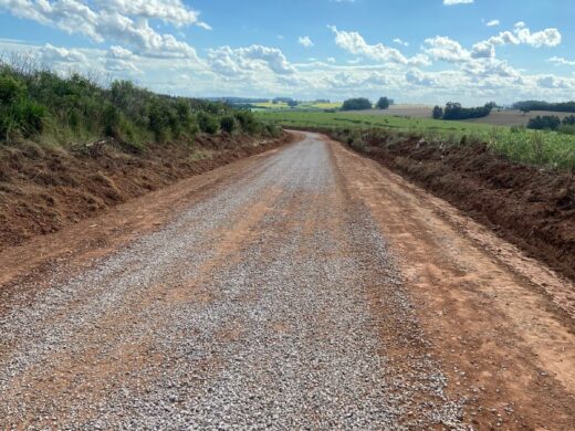 Prefeitura intensifica melhorias nas estradas do interior