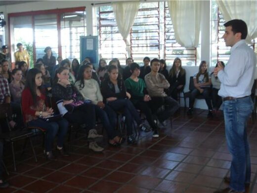 Secretário conhece jovens do Aprendiz Cidadão