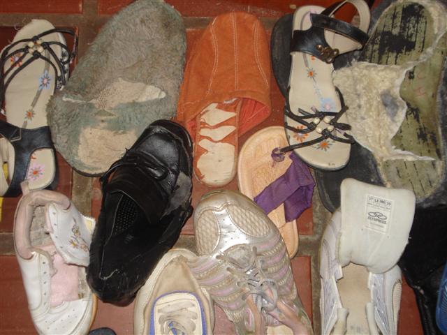 Péssimas condições impedem repasse de roupas e calçados