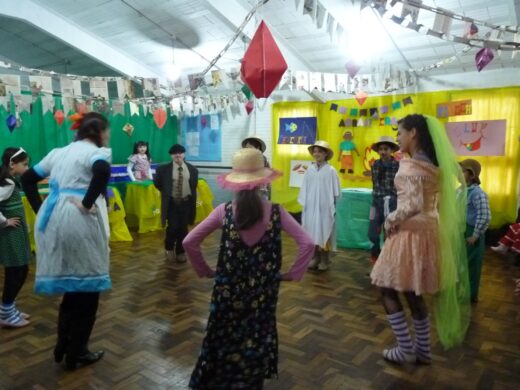 Famílias atendidas pelo CRAS ganham festa junina
