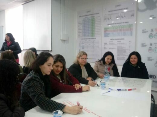 Grupo de mulheres auxilia equipes de proteção