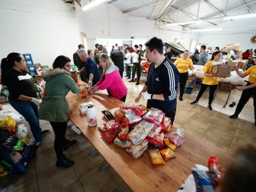 Voluntários e servidores da Prefeitura auxiliam no trabalho de separação das doações