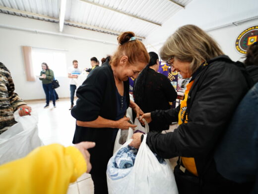 Lions e Prefeitura entregam donativos a famílias atingidas pelas chuvas