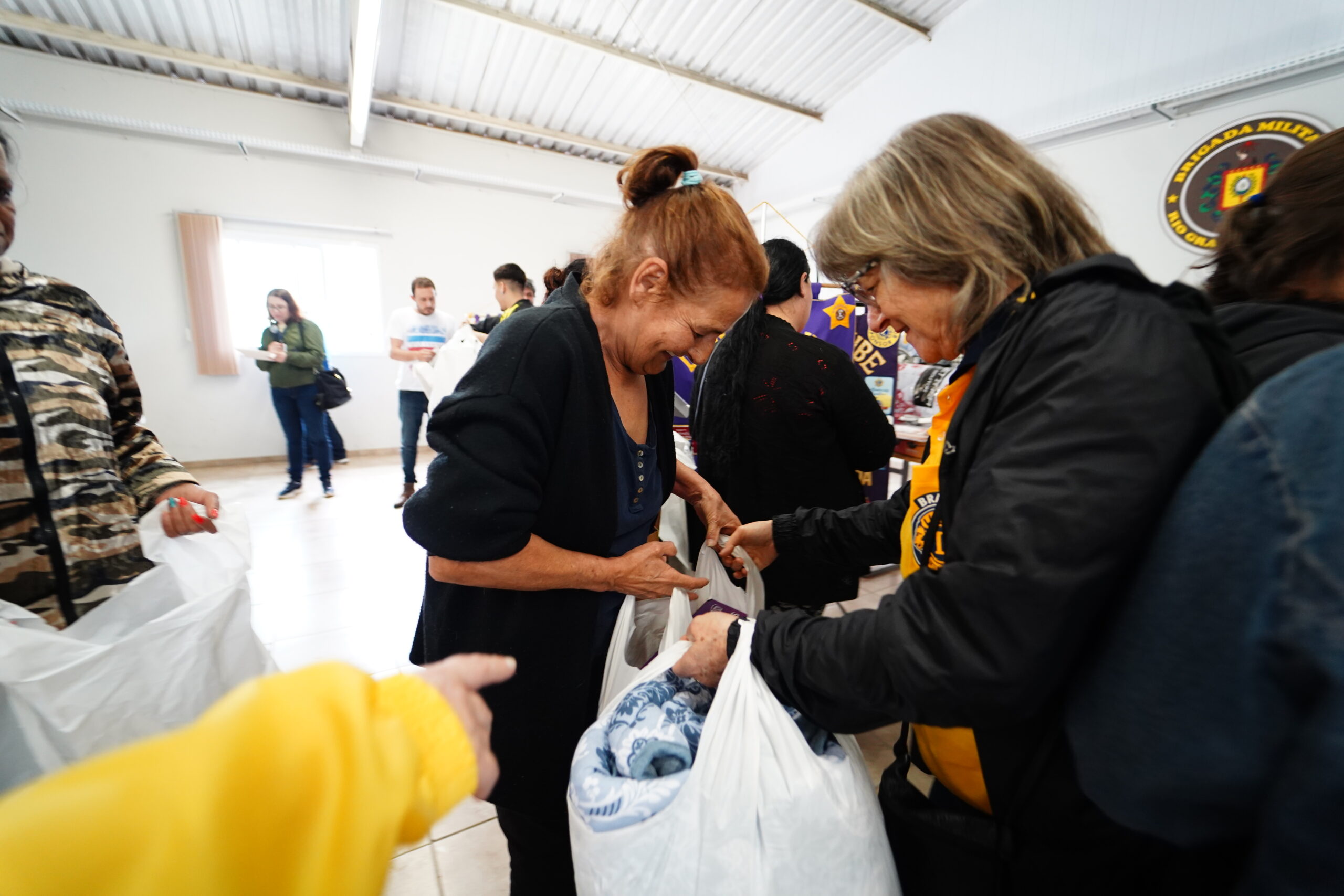 Lions e Prefeitura entregam donativos a famílias atingidas pelas chuvas