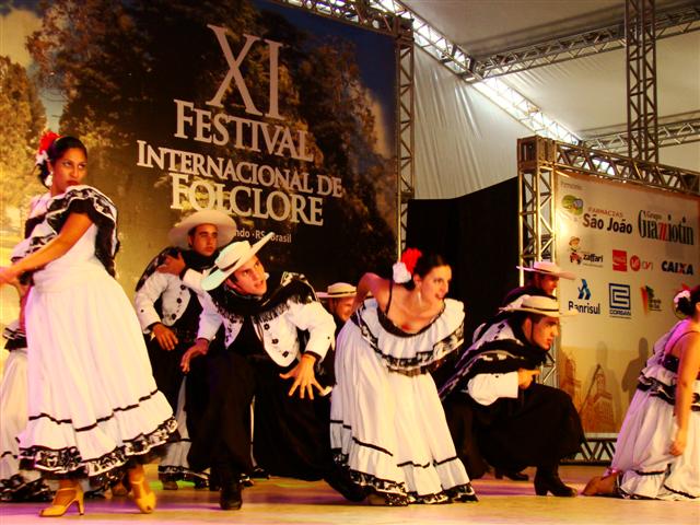Grupo da Argentina se apresenta para as crianças no palco do Festival do Folclore
