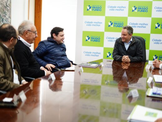 Prefeito Pedro propõe expansão dos negócios da JBS no município