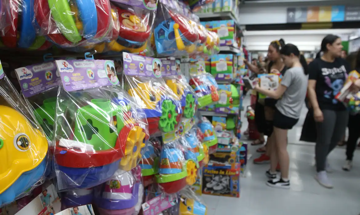 Pagamento da primeira parcela do 13º salário deve injetar R$ 157 milhões na economia do município