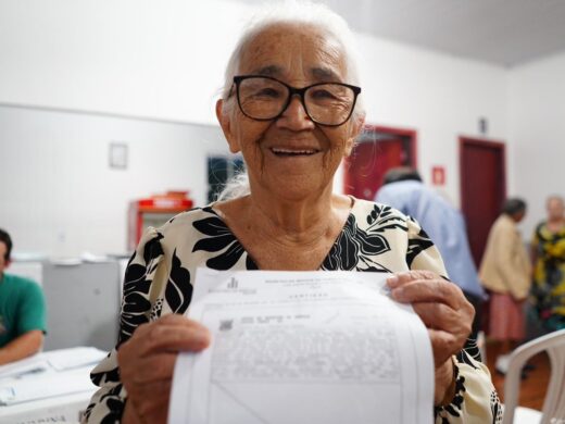 Prefeitura entrega matrículas de imóveis a 80 famílias do loteamento Manoel Corralo