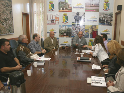 Prefeito entrega chaves à uma das moradoras beneficiadas (Foto: Hermano Fávero)