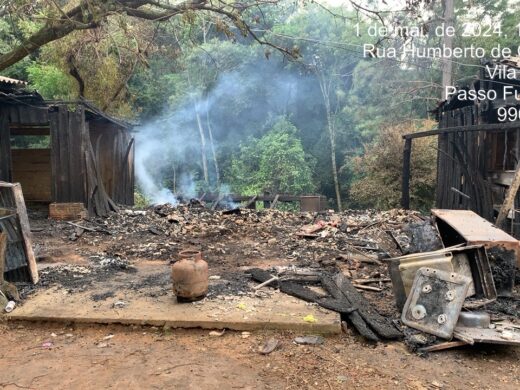 Equipes da Prefeitura prestam atendimento a famílias que tiveram casas atingidas por incêndio neste feriado