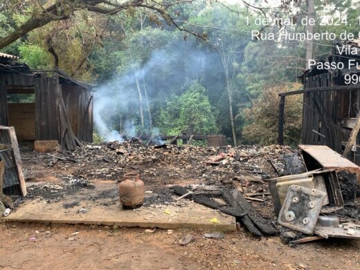 Equipes da Prefeitura prestam atendimento a famílias que tiveram casas atingidas por incêndio neste feriado