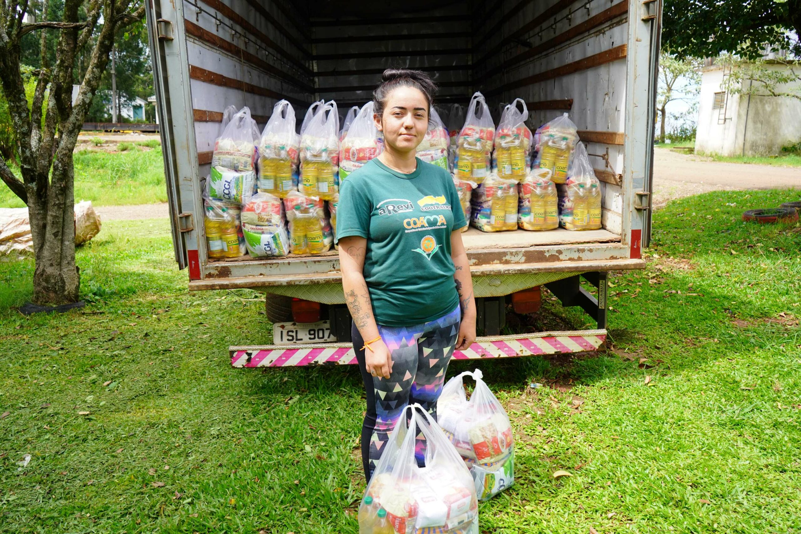 Prefeitura entrega cestas básicas para recicladores