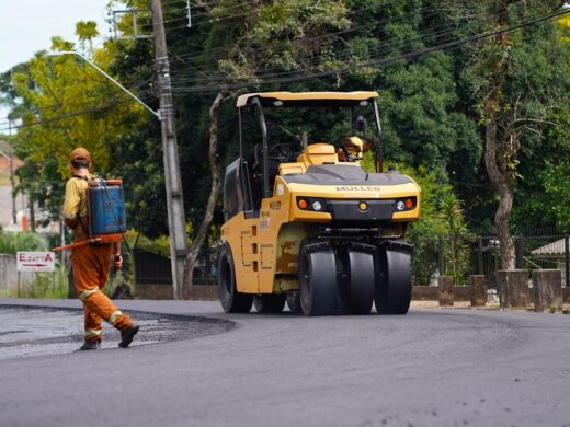 Prefeitura realiza melhorias no asfalto e na canalização da Avenida Presidente Vargas