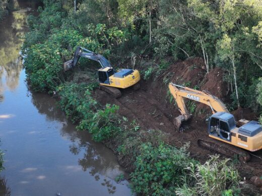 Prefeitura intensifica ações preventivas de limpeza e desassoreamento em rios, córregos e sangas