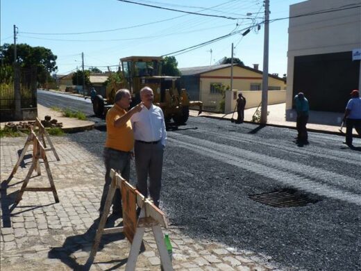Prefeitura renova a rua Duque de Caxias