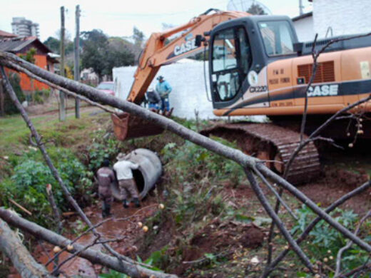 Prefeitura executa obra de canalização