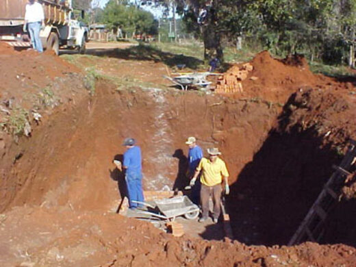 Construção de fossa séptica beneficia famílias da Donária