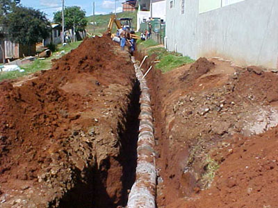 No bairro Nossa Senhora Aparecida, recebeu 150 metros de rede de água e 40 metros de tubulação pluvial