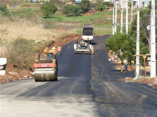 Secretaria de Obras intensifica pavimentação nos bairros