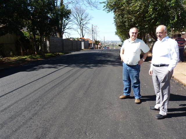 A rua Almirante Barroso recebeu 3.500m² de pavimentação na área que vai da Avenida Brasil até a rua Gaspar Martins