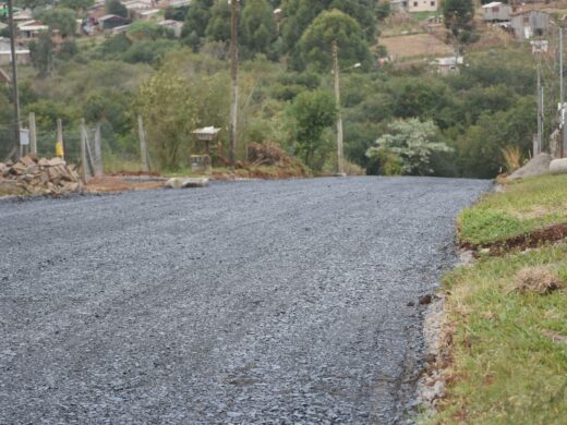 Mais uma obra de asfalto no bairro Petrópolis