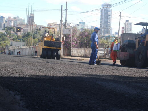 Avenida Brasil: equipe trabalha próximo ao viaduto