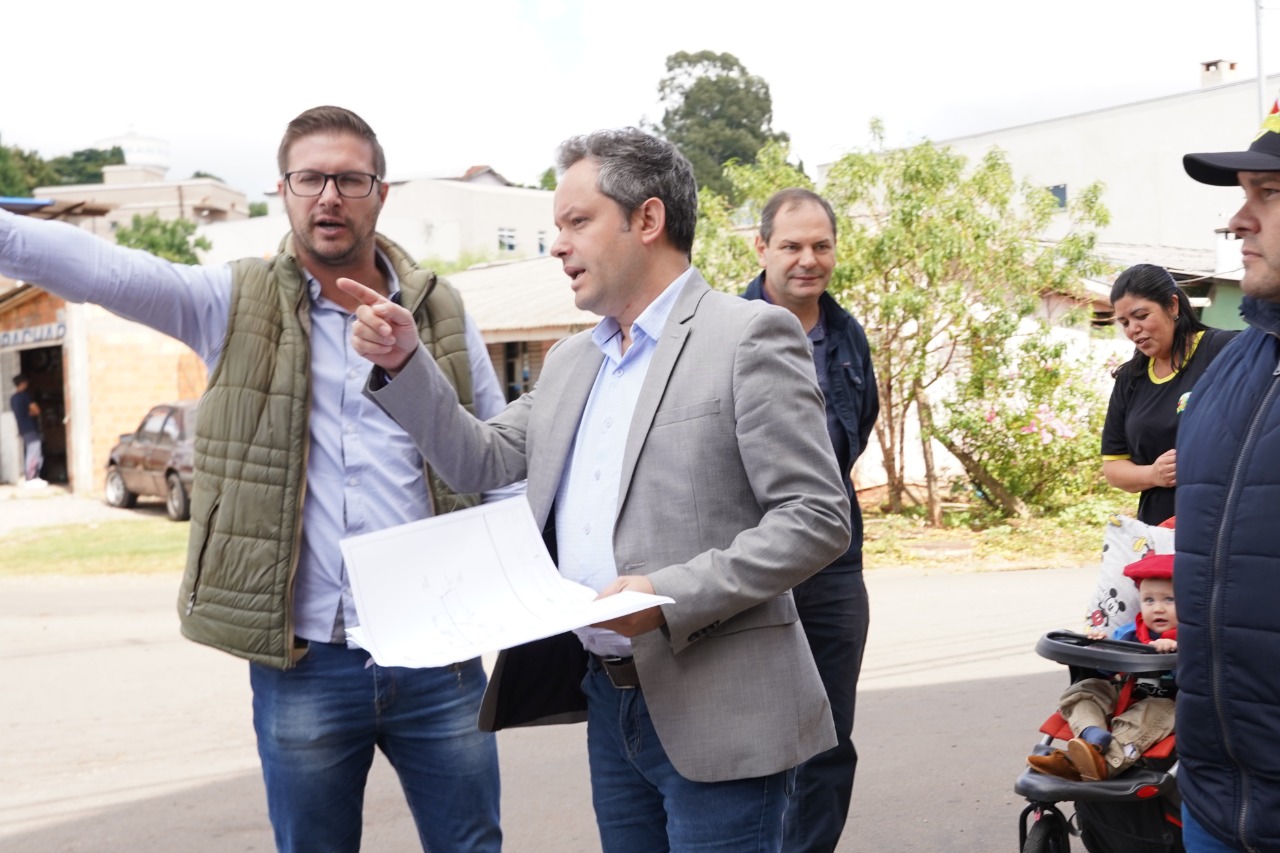 Prefeito Pedro anuncia obra de canalização no bairro Victor Issler