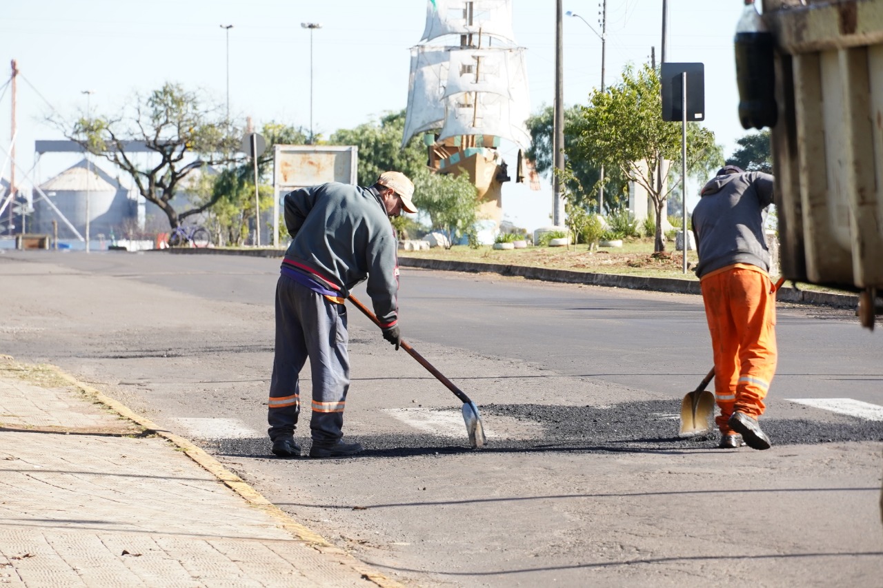 Prefeitura realiza ação de tapa-buracos em diferentes ruas da cidade