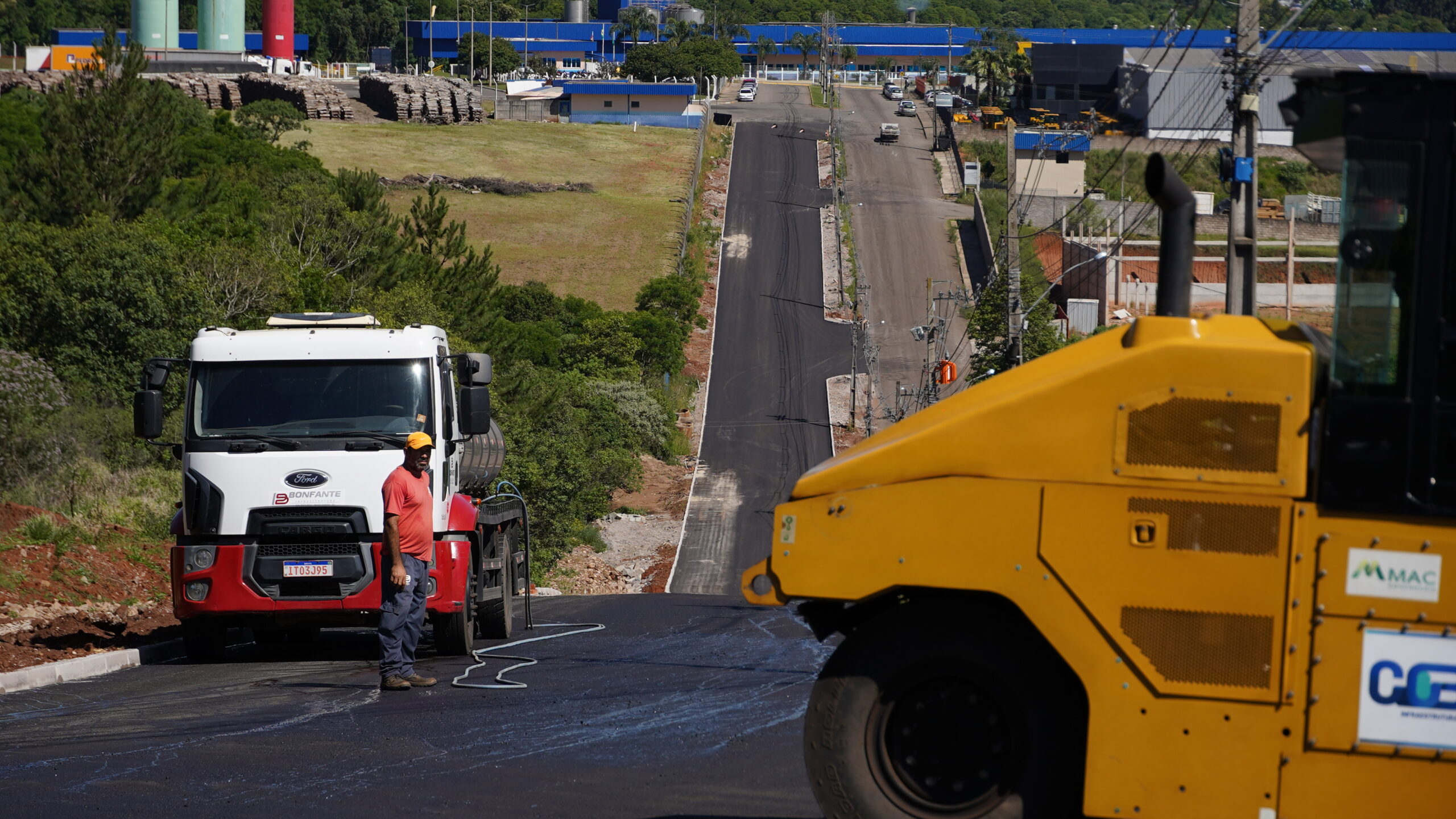 Prefeitura conclui etapa de asfaltamento no distrito Industrial do Valinhos