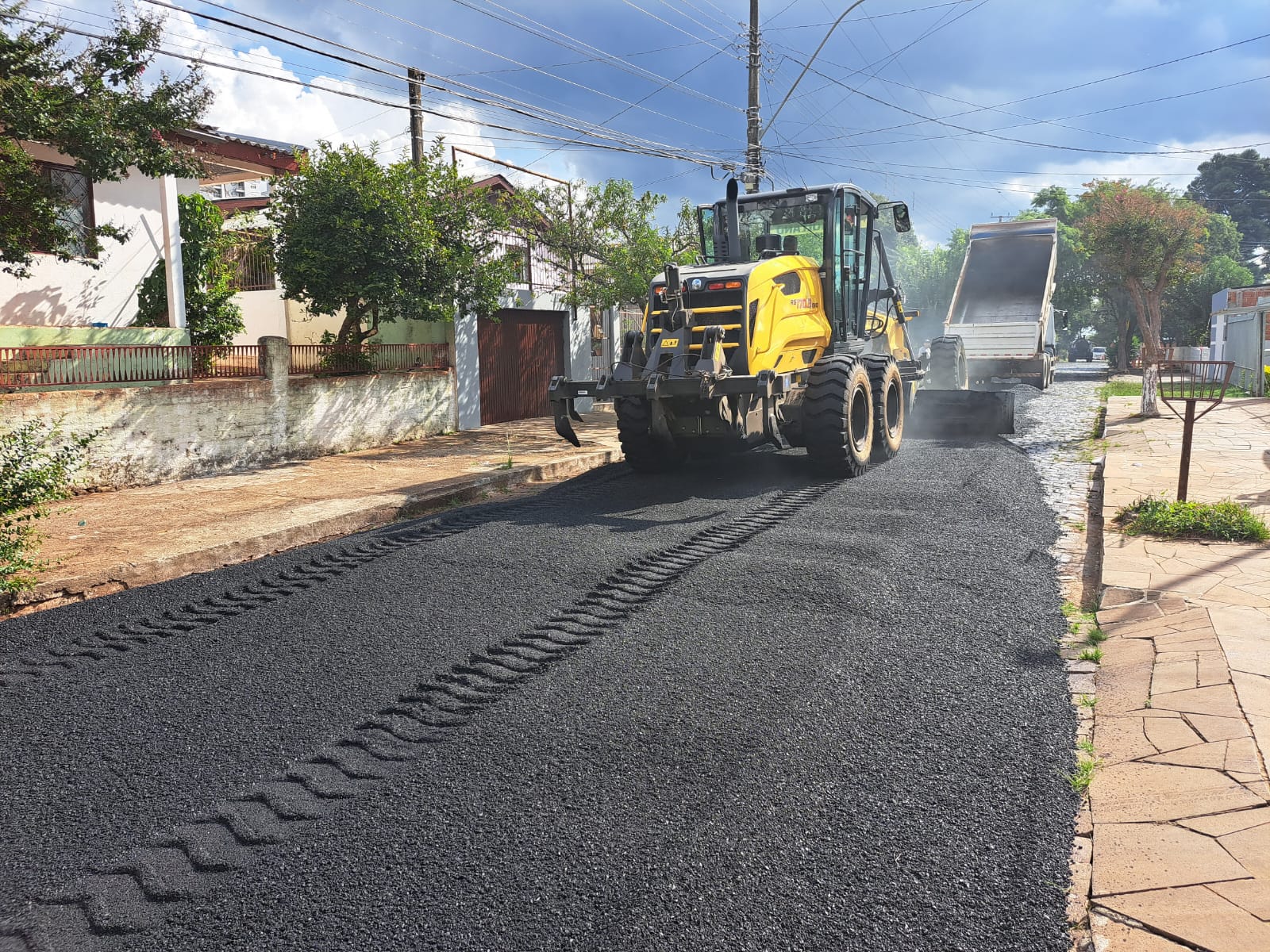 <strong>Prefeitura realiza obra de asfalto no bairro Edmundo Trein</strong>