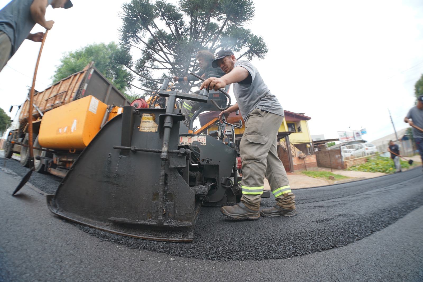 Minha Rua com Asfalto: prefeito anuncia o asfaltamento de mais 150 quadras, em 30 bairros