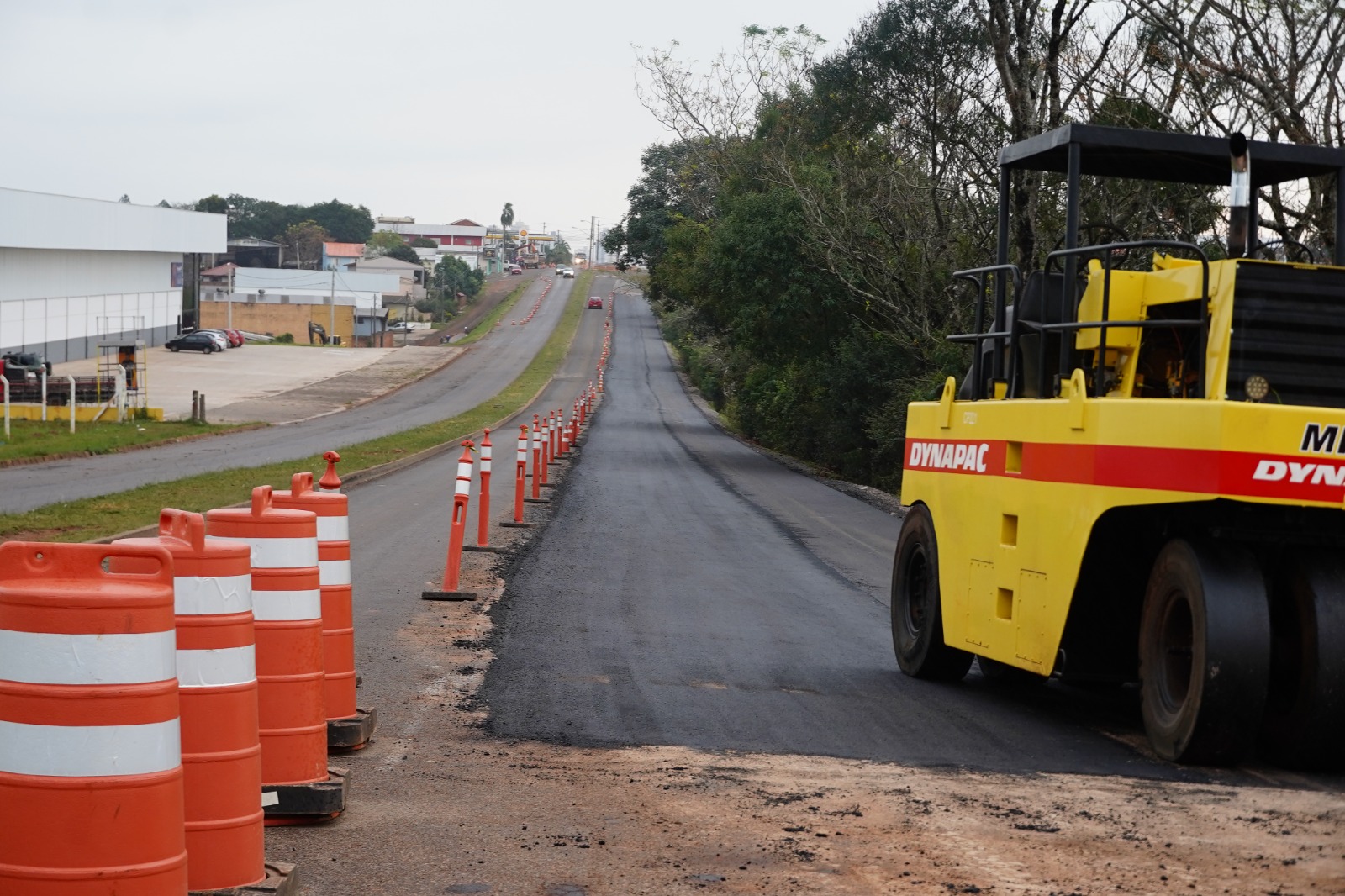 Obra de revitalização da Avenida Presidente Vargas recebe o primeiro asfalto