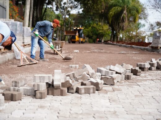 Avenida Scarpellini Ghezzi recebe pavimentação com blocos intertravados