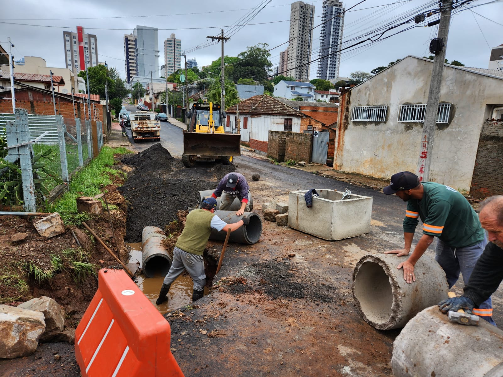 Prefeitura executa obras de canalização em diferentes pontos da cidade