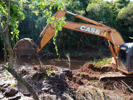 Prefeitura realiza limpeza do Rio Passo Fundo no trecho do bairro Entre Rios