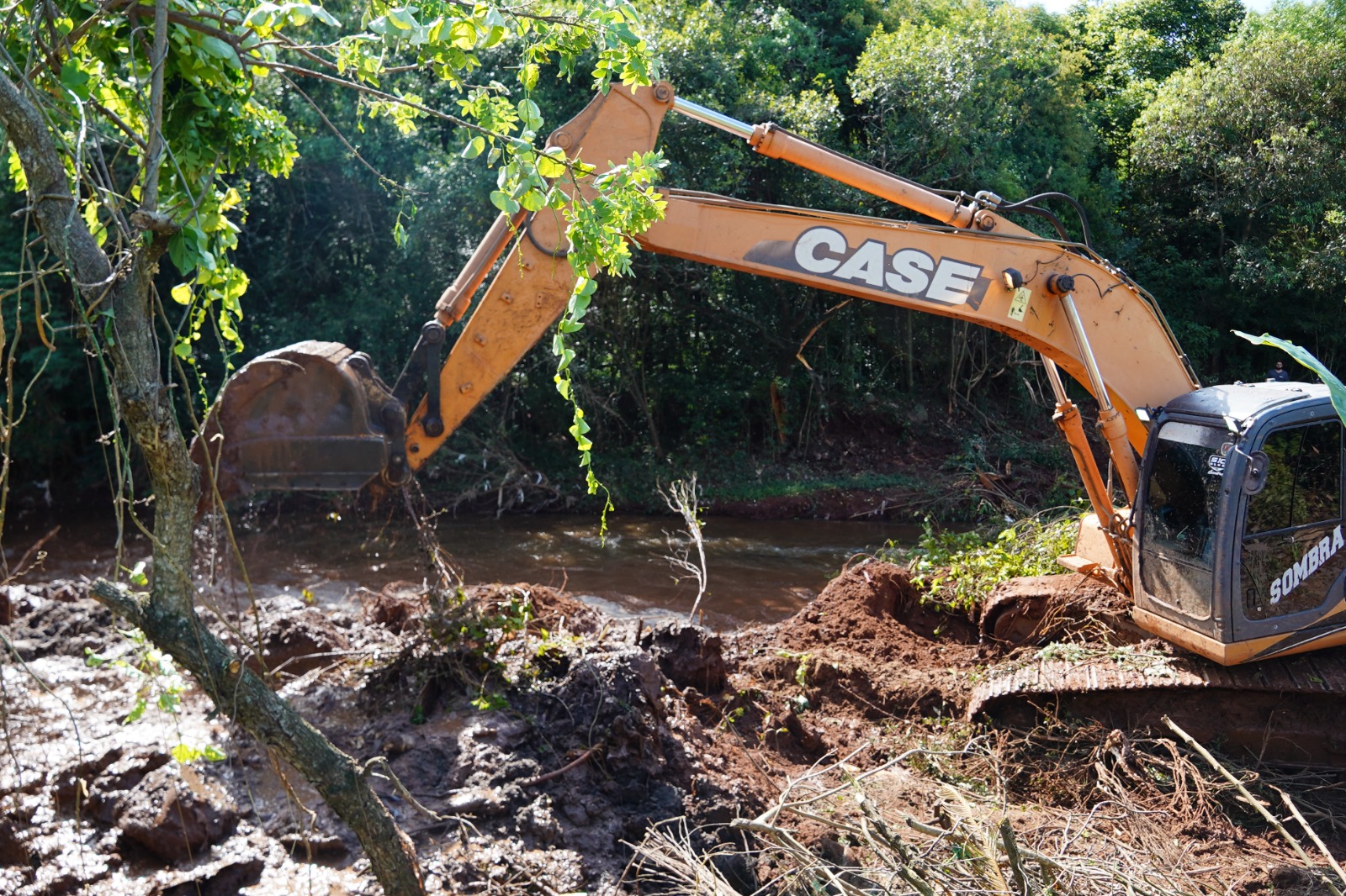 Prefeitura realiza limpeza do Rio Passo Fundo no trecho do bairro Entre Rios