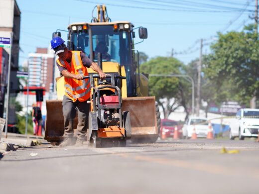 Prefeitura realiza obra de canalização preventiva na Avenida Brasil